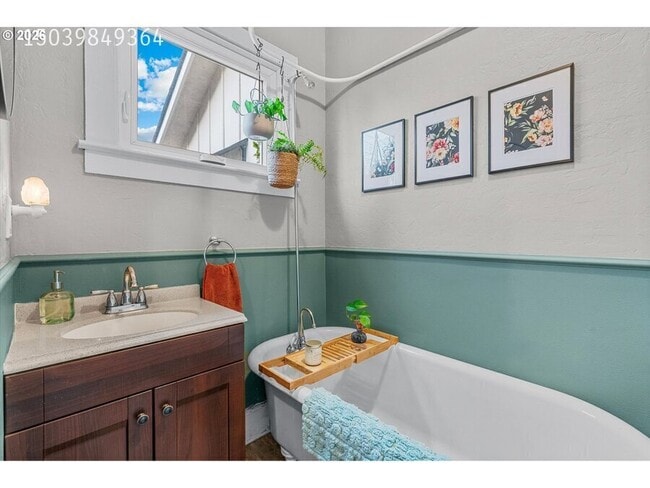 Building Photo - 310 N School St