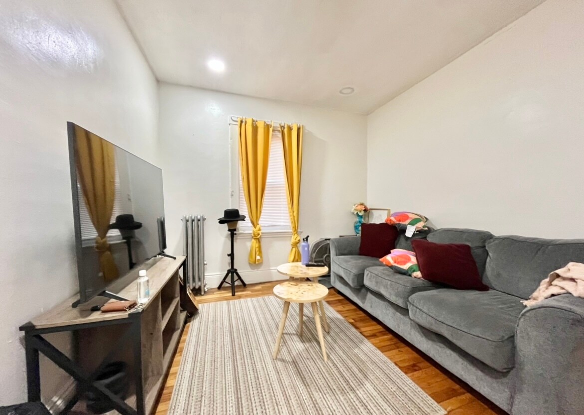 Building Photo - 14 Logan St