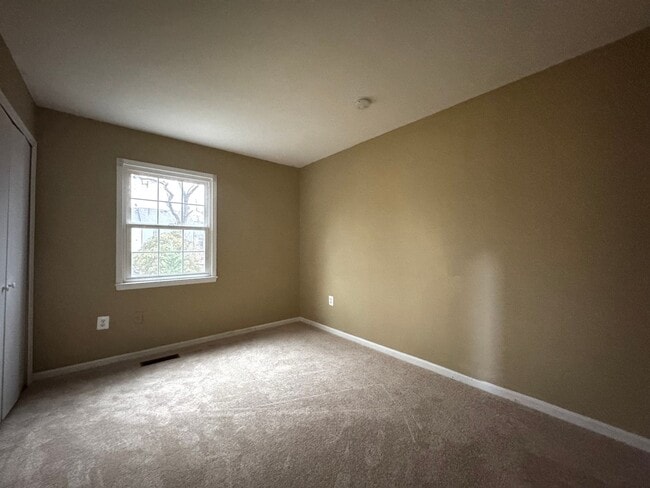 Building Photo - Spacious 3 Bed 2.5 Bath Townhome In Beautiful Sudley