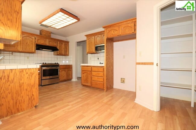 Building Photo - 428 Dominica Ct