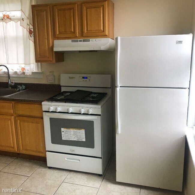 Building Photo - 3 br, 1 bath Apartment - 109 Chelsea Avenue