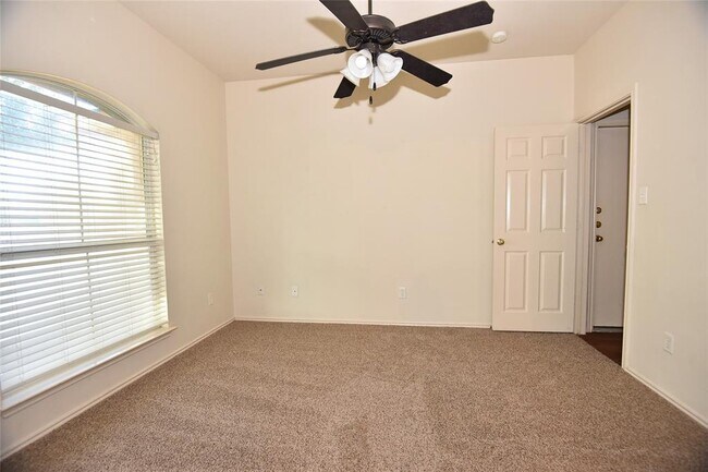 Building Photo - 3305 Stonewall Dr