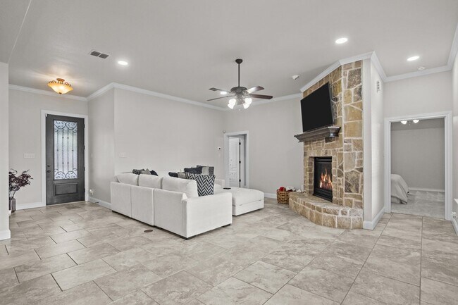 Building Photo - 5903 Sabine Dr