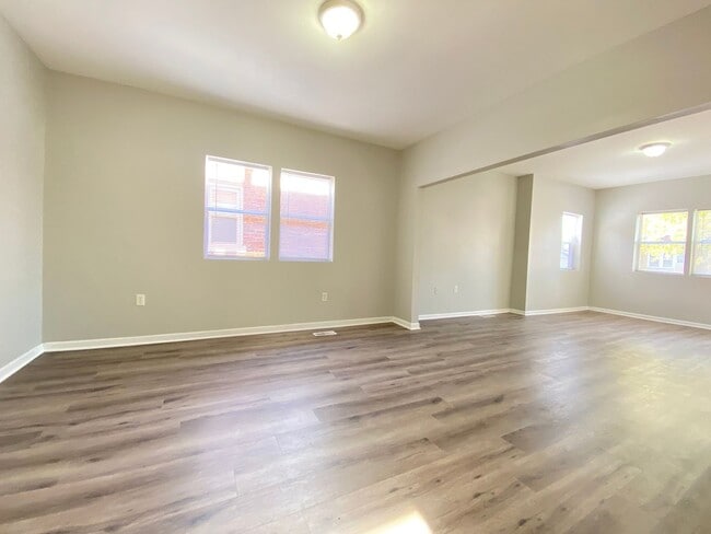 Building Photo - 3 Bed Home Available NOW