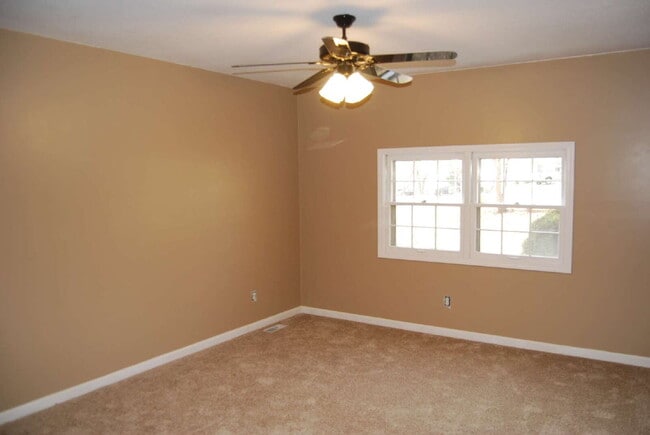 Building Photo - 4 BEDROOM RANCH with BIG YARD