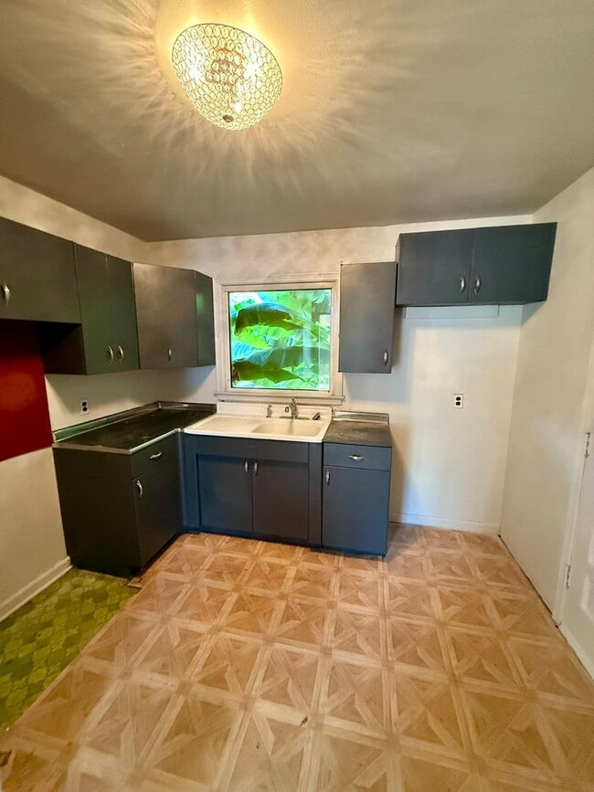 Building Photo - 3bed 1 bath $1,100 a month
