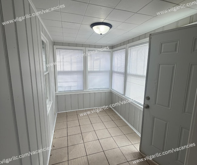 Building Photo - FOR RENT — SPACIOUS 3 BED / 1 BATH HOME