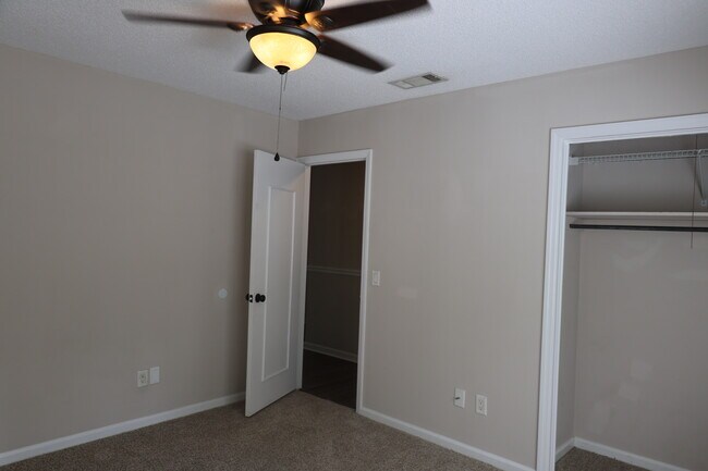 Building Photo - 214 Oakleaf Dr