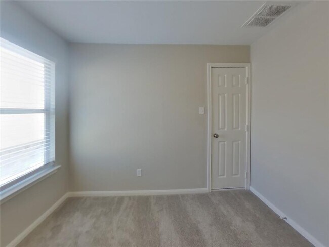 Building Photo - 405 Red Hawk Dr