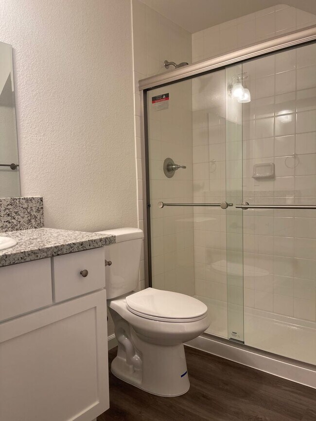Building Photo - Townhouse in a gated community near Creeks...