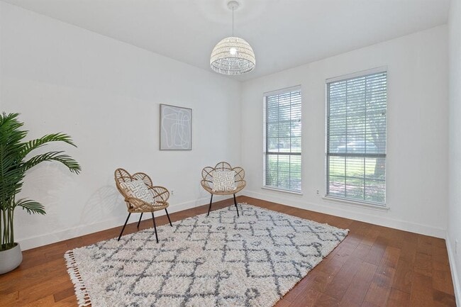 Building Photo - 222 Primrose Dr