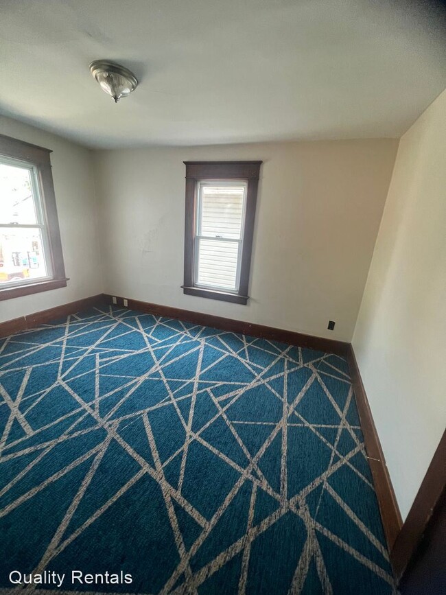 Building Photo - 4 br, 1 bath House - 553 E 5TH
