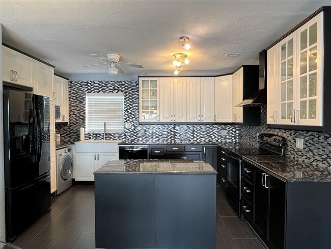 Building Photo - 999 N Riverside Dr