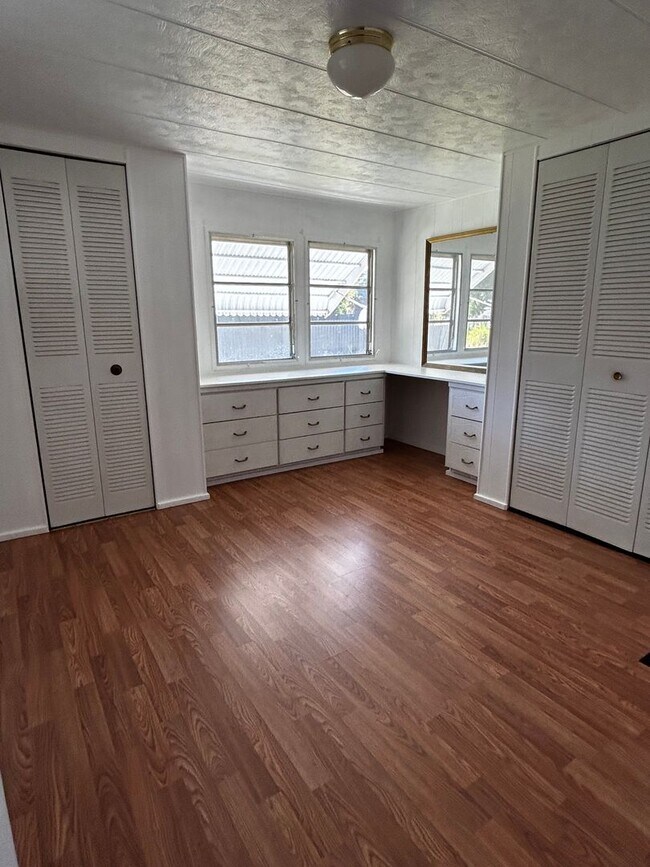 Building Photo - 2 Bedroom Home with a den - Loads of ameni...
