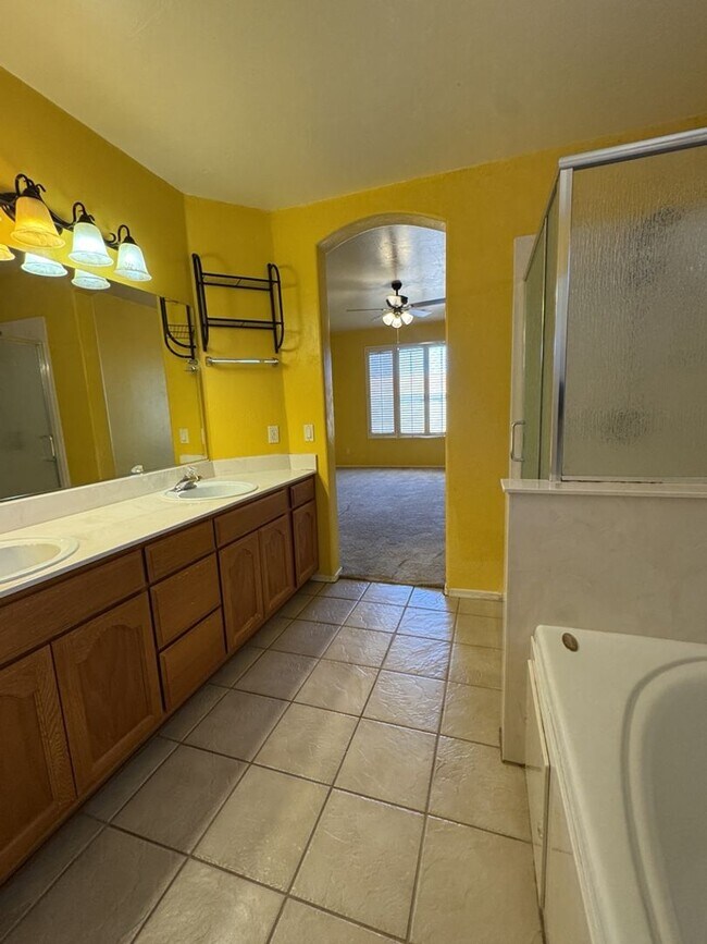 Building Photo - Beautiful 4 bedroom home in the neighborhood of Canyon De Flores!