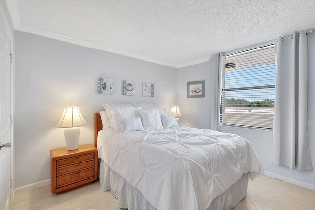 Building Photo - 5059 N Hwy A1A