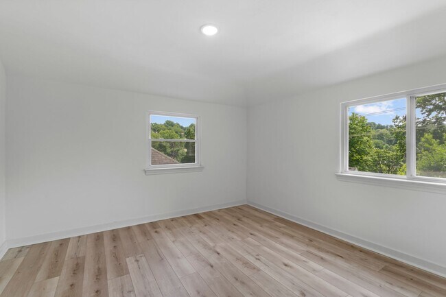 Building Photo - AVAILABLE NOW! RENOVATED 3-BEDROOM!