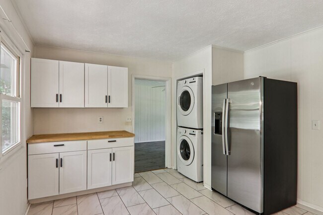 Building Photo - Move In Ready