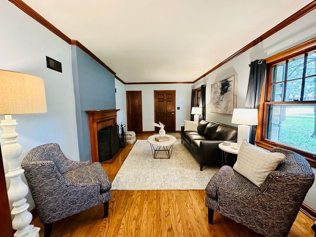 Building Photo - {8100} Picture Perfect Leawood Cottage + C...