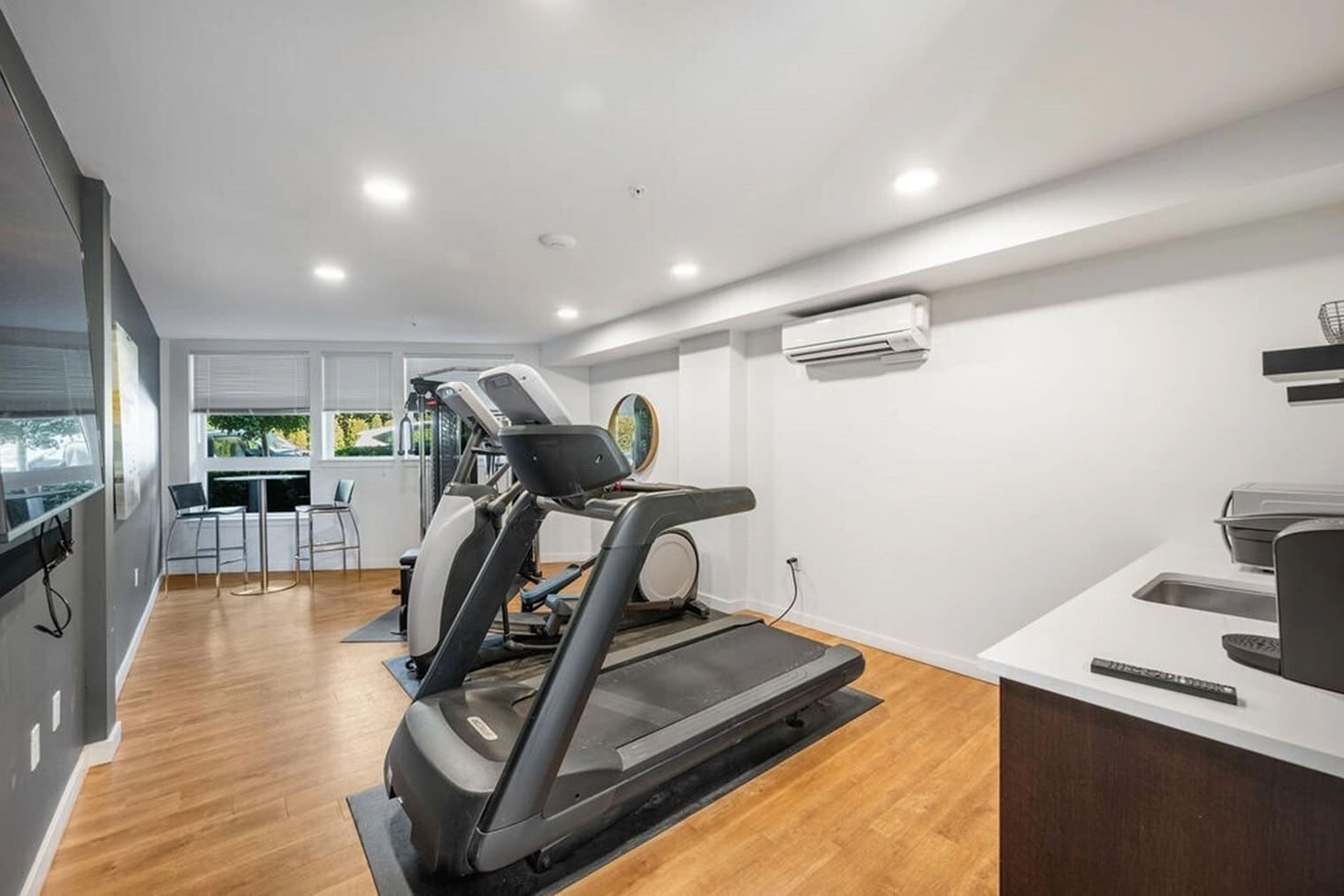 Building Photo - 750 11th Ave E