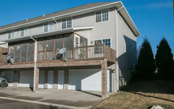 Building Photo - Beautiful 3 bedroom, 2.5 bathroom Townhouse Condo