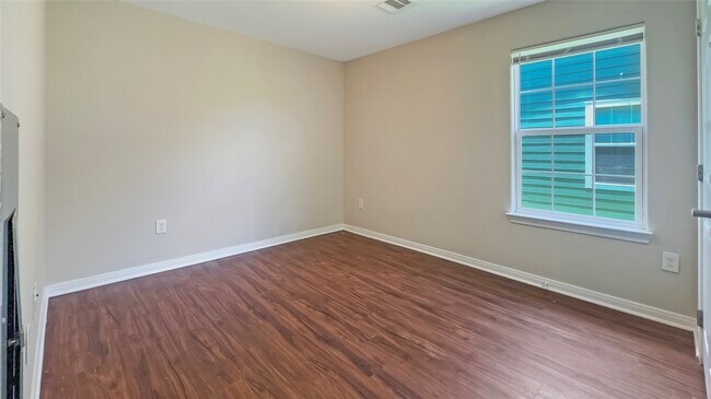 Building Photo - 7406 Blue Jay Dr