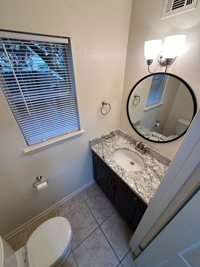 Building Photo - "Charming 2-Bedroom Townhouse in Ft Walton Beach!"