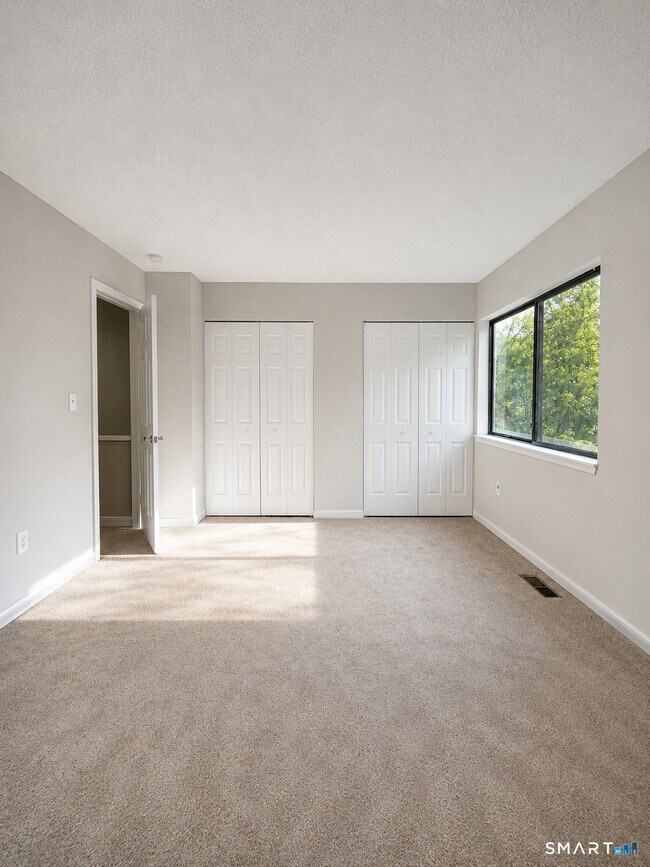 Building Photo - 5 Farmington Chase Crescent