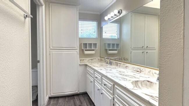 Building Photo - Custom Built 5 Bedroom 3 Bathroom Home in ...