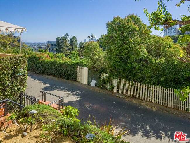 Building Photo - 8967 St Ives Dr
