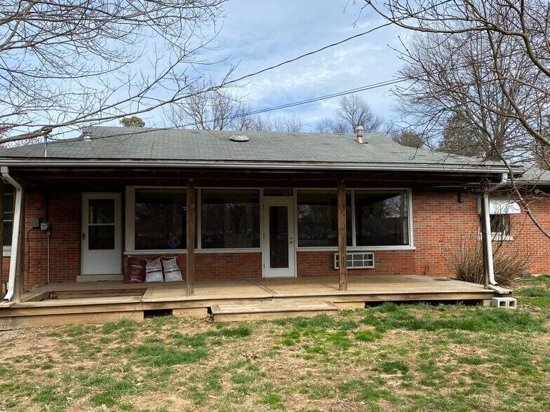 Building Photo - 520 Albany Rd