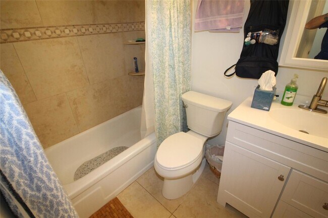 Building Photo - 2860 NE 14th St