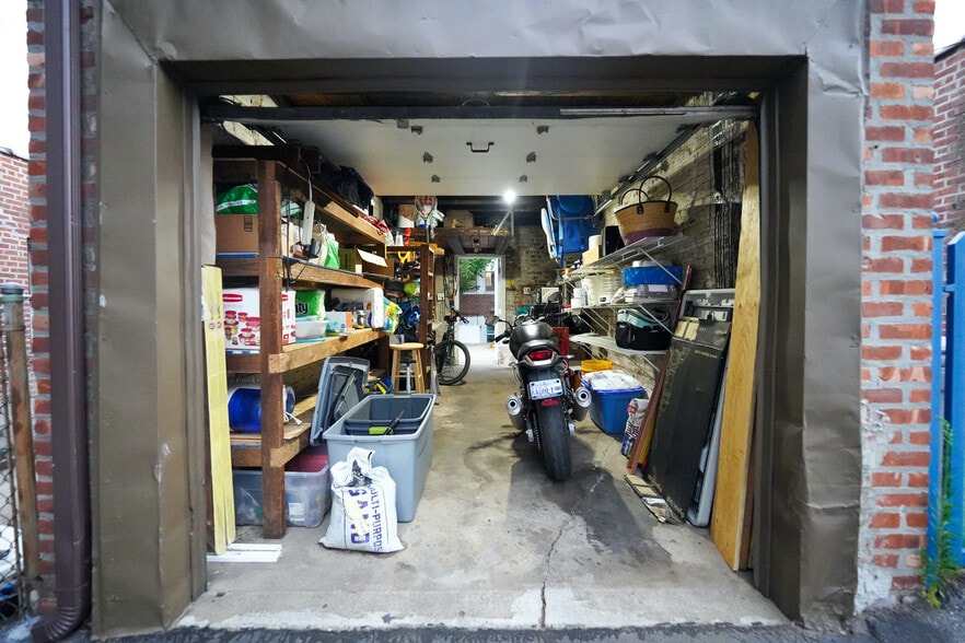 Garage - 6776 Dartmouth St