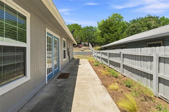 Building Photo - 7000 Shannon Dr