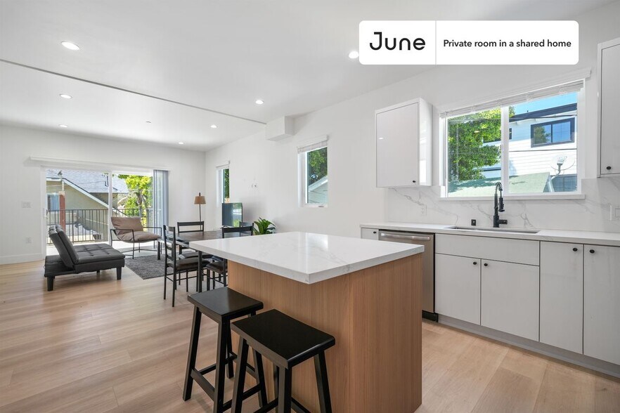Building Photo - Private bedroom in 4 bed/3 bath Home