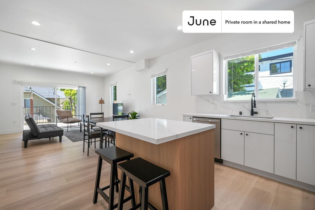 Building Photo - Private bedroom in 4 bed/3 bath Home