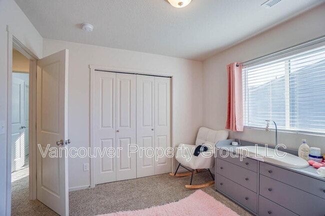 Building Photo - 2001 NE 4 Seasons Ln