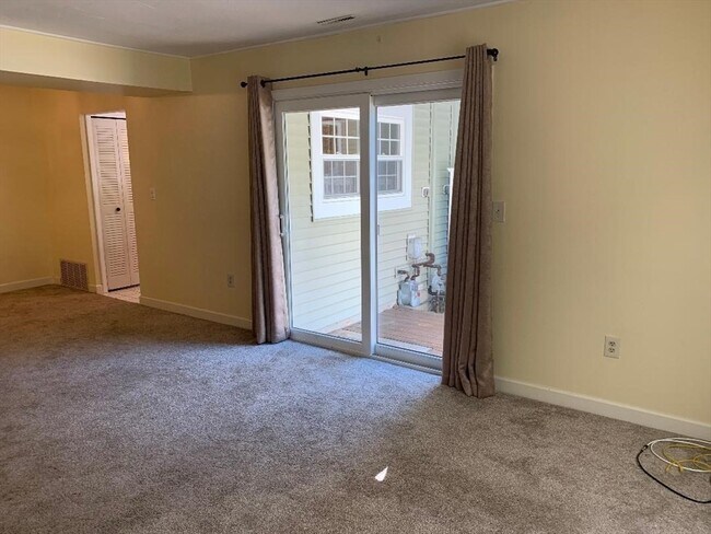 Building Photo - 906 Edgebrook Dr