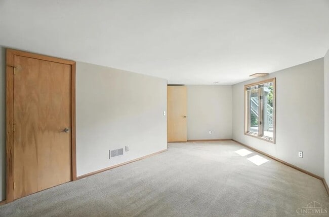 Building Photo - Luxury, Privacy, and Convenience All in One!