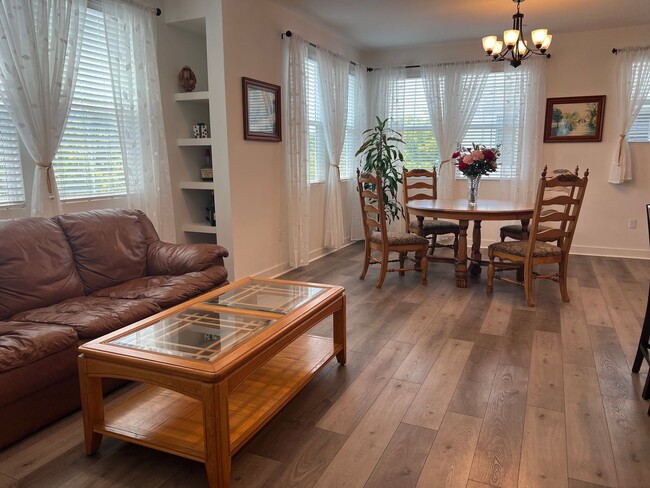 Building Photo - Spacious 4 Bedroom, 3.5 Bath Townhome in G...