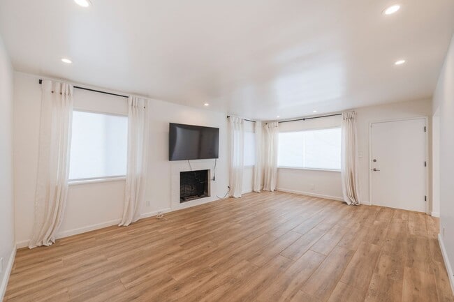 Building Photo - Private and Comfy Manhattan Beach Home