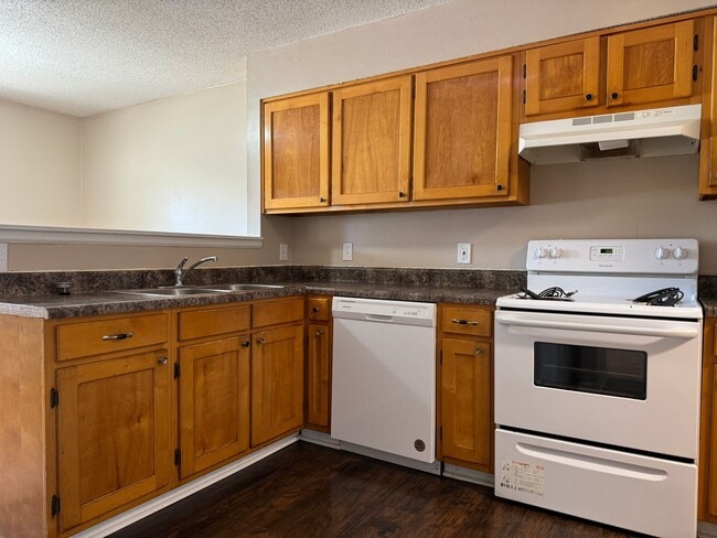 Building Photo - 1620 Hickory Pl