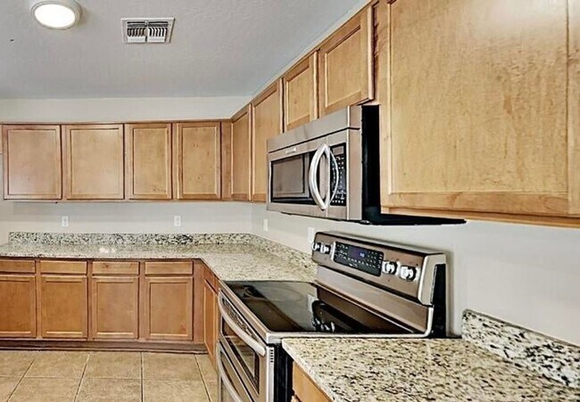 Building Photo - 4 Bedroom, 3 Bath Coming Soon!!