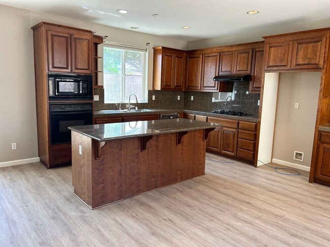 Building Photo - Beautiful 5 Bedroom, 3 Bath Brentwood Home / Downstairs Bedroom and Bath