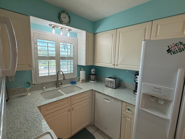 Building Photo - 701 Barcelona Ave