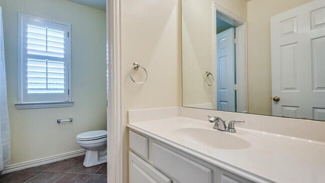 Building Photo - 452 Richmond St