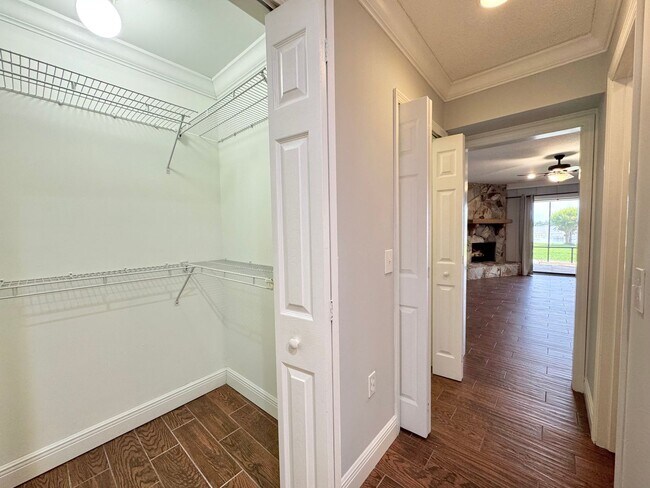 Building Photo - Lake Hartridge Condo - Two Levels with Water Views