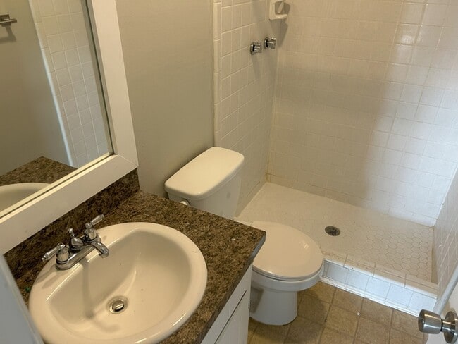 Building Photo - Beautiful Mountain Views | 2 Bed | 1.5 Bat...