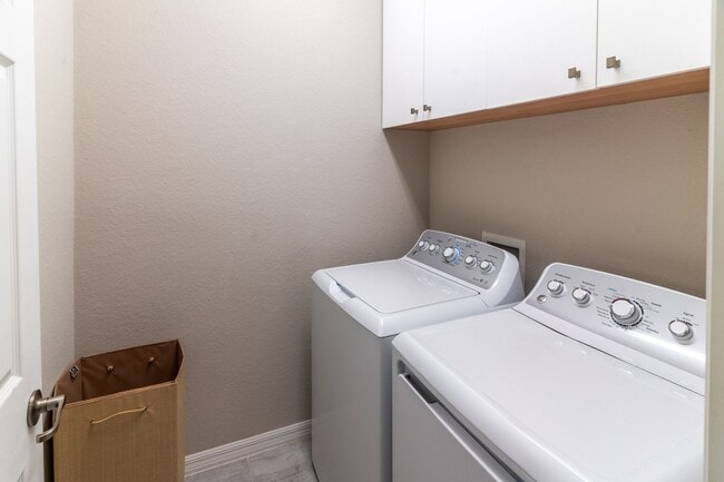 Building Photo - Available Pet Friendly Annual in Artesia!