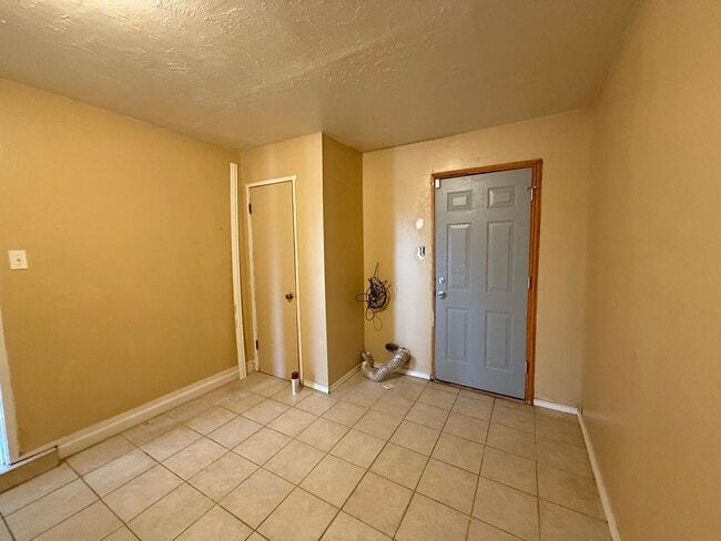 Building Photo - 2bed/ 1bath convenient  to CAFB